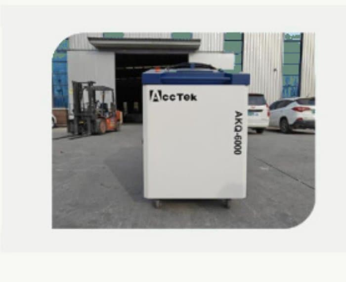 Equipo AccTek de limpieza láser en operación industrial